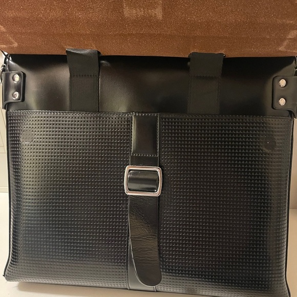 Beautiful laptop or office bag copy of name brand good quality - Picture 9 of 16